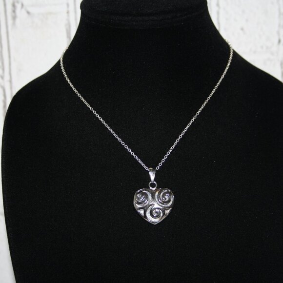 ⚪💖 Silver Heart Pendant Necklace · 16" 💖⚪ - Picture 4 of 4